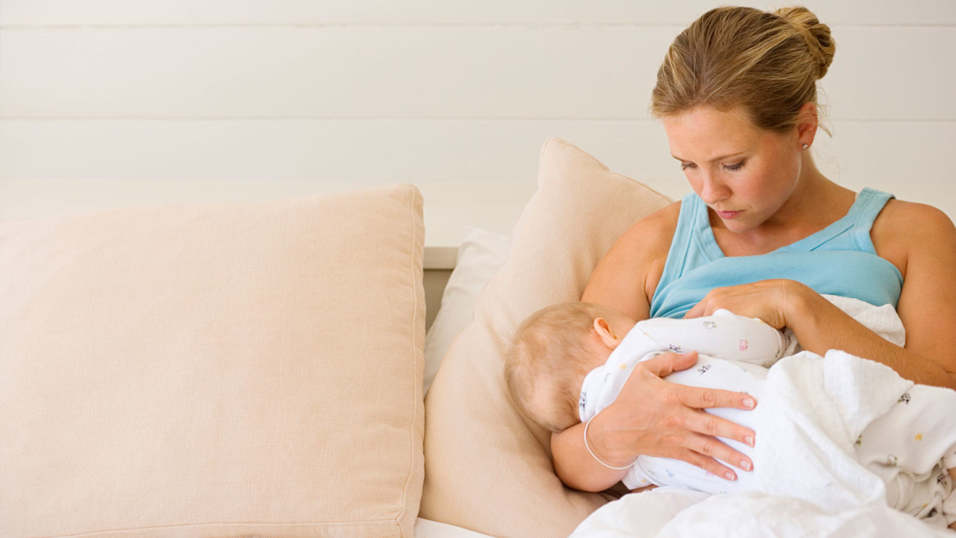Mẹo cho con bú: Làm thế nào để tập cho bé quen bú mẹ dùng bình sữa