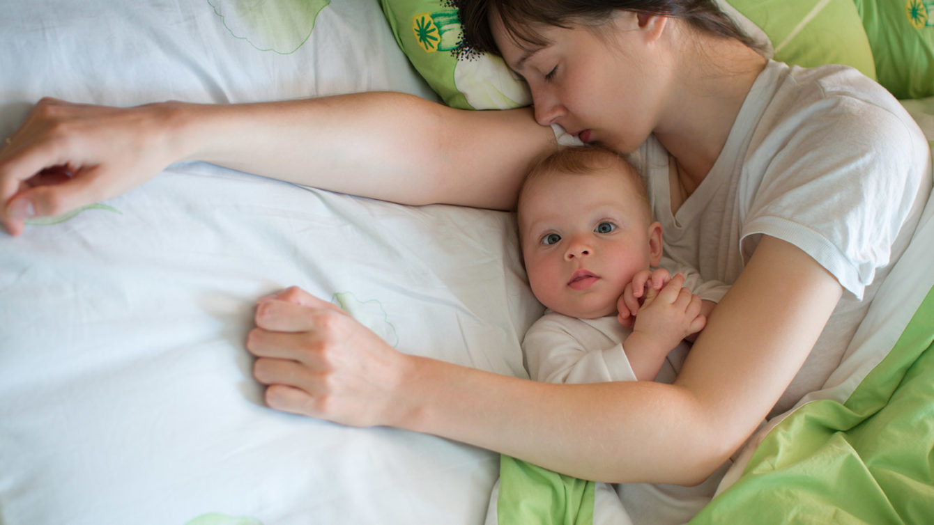 Mẹo cho người mới làm mẹ: Làm thế nào để chồng bạn gắn kết với bé mới sinh